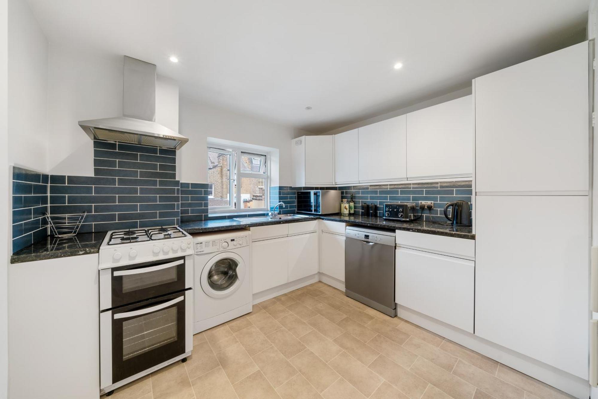 Bright & Cosy Gem ~ Battersea Park View ~ King Bed Apartment London