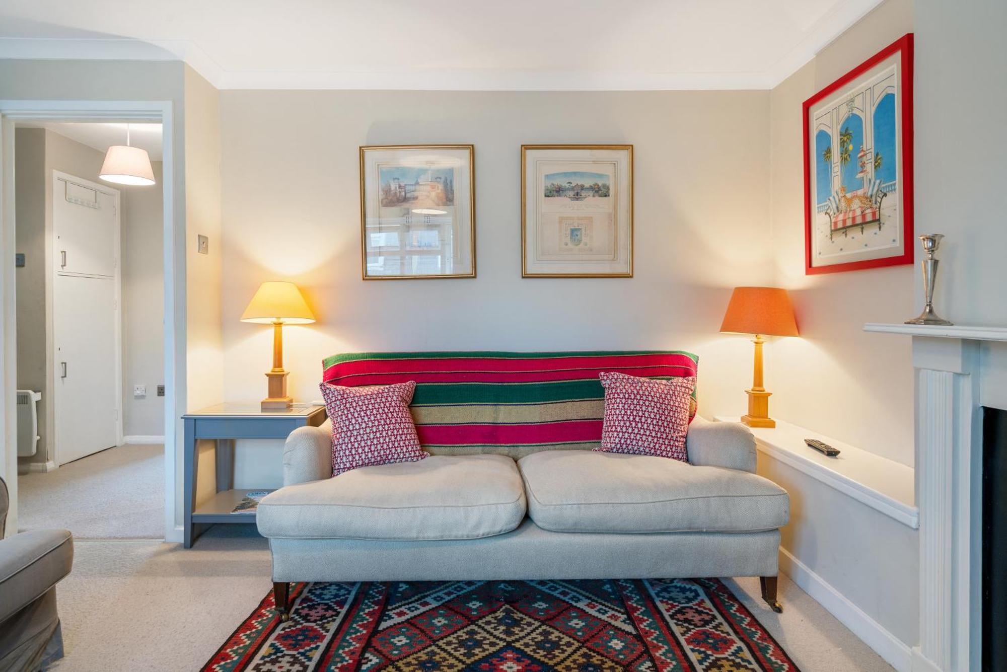 Bright & Cosy Gem ~ Battersea Park View ~ King Bed