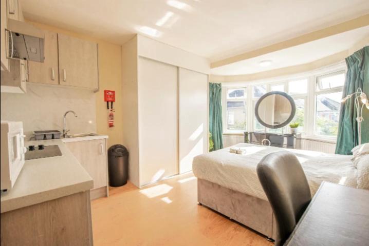 Large Cosy 15min From Homestay