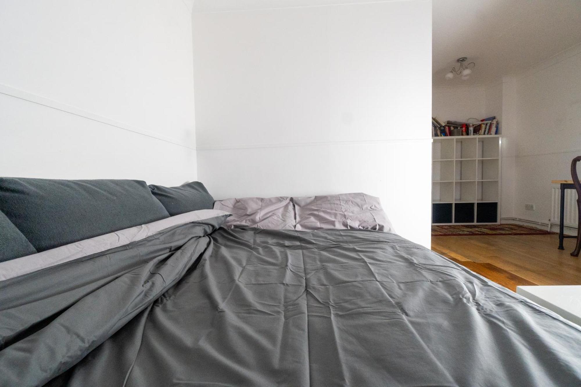 View Private Room, Desk, 1 Gbps Net, Free Parking Londres