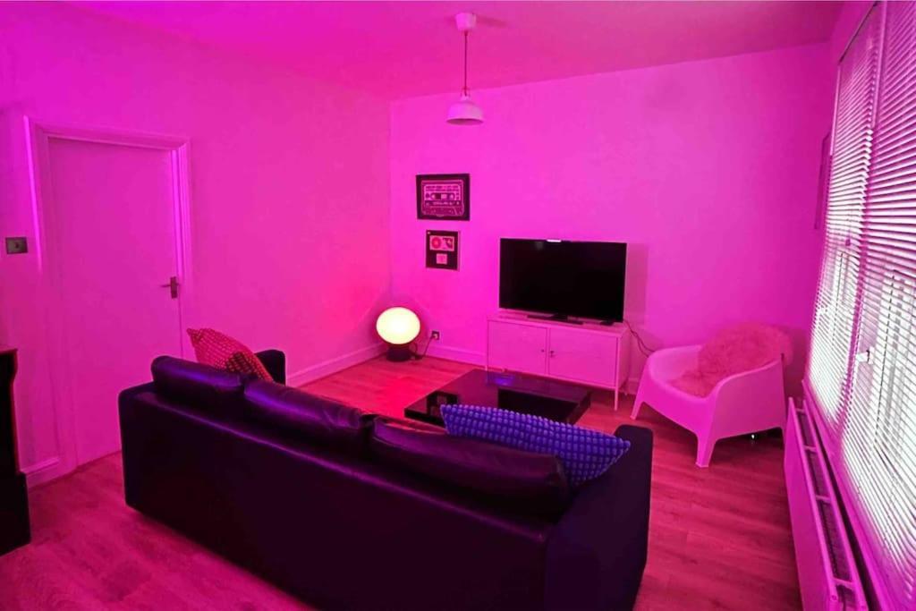 Flat Next To Central Line Underground Station Londres