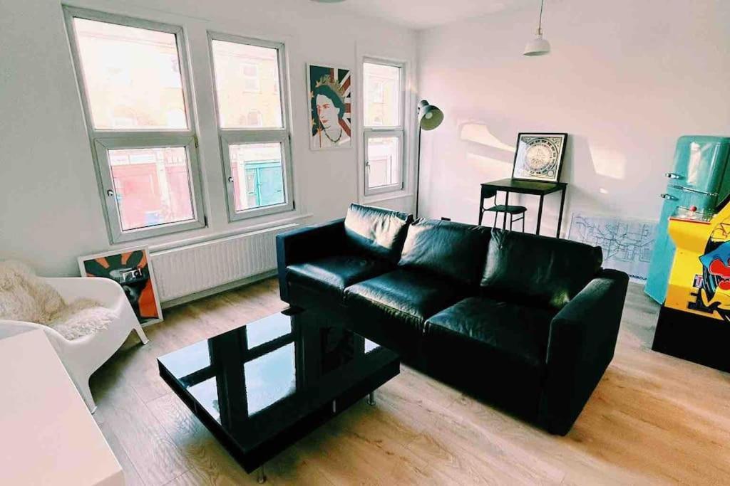 Flat Next To Central Line Underground Station Londres