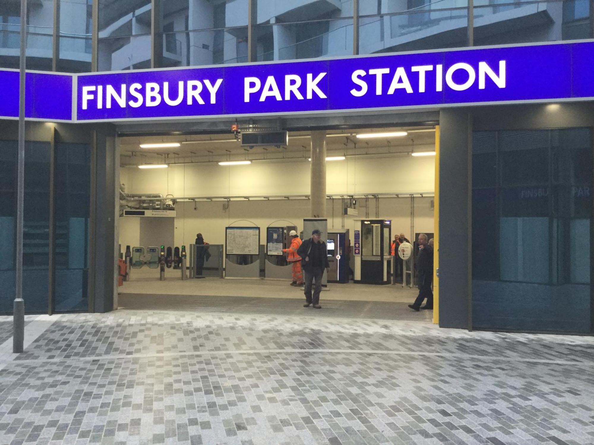 Spacious 2 Bedroom Modern Flat & Parking Londen