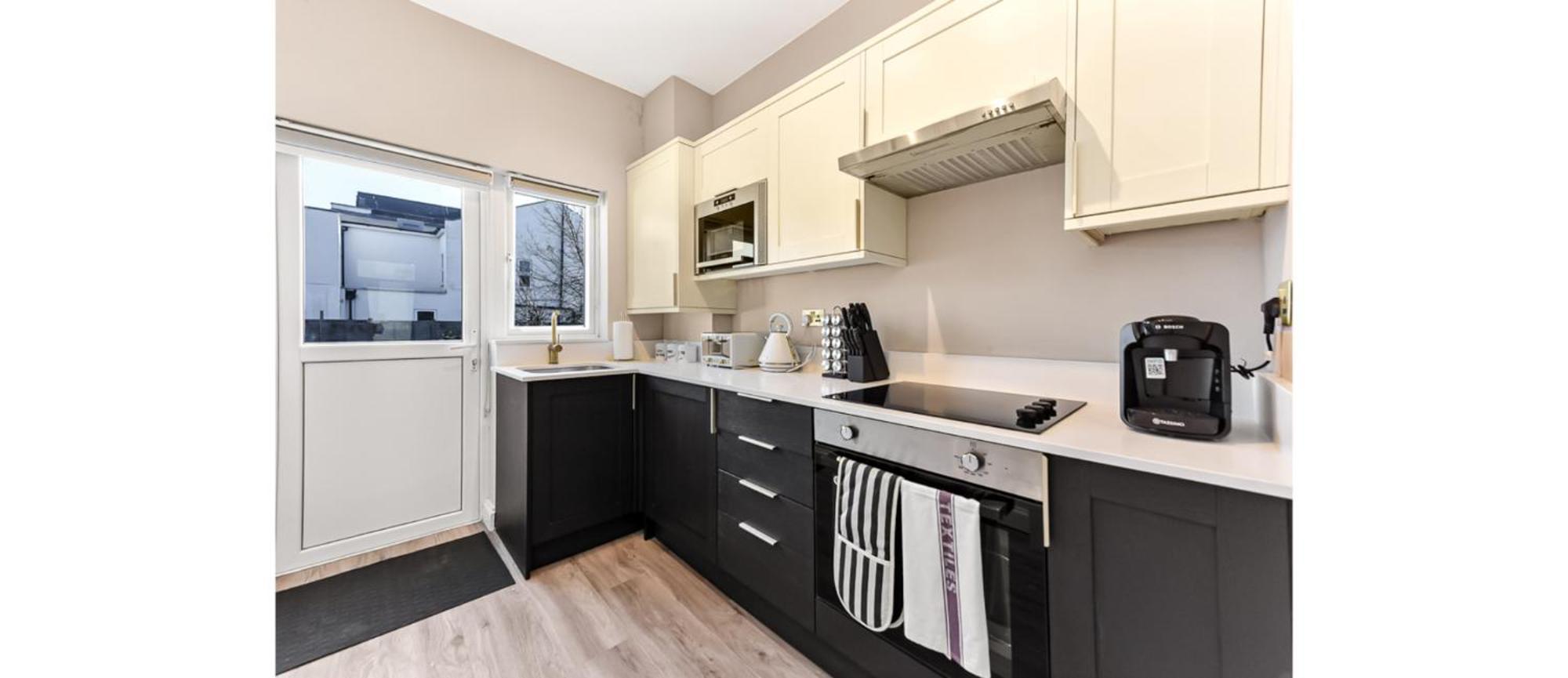 Serene, Stylish, Spacious Brand New For 2023! Appartement Londen