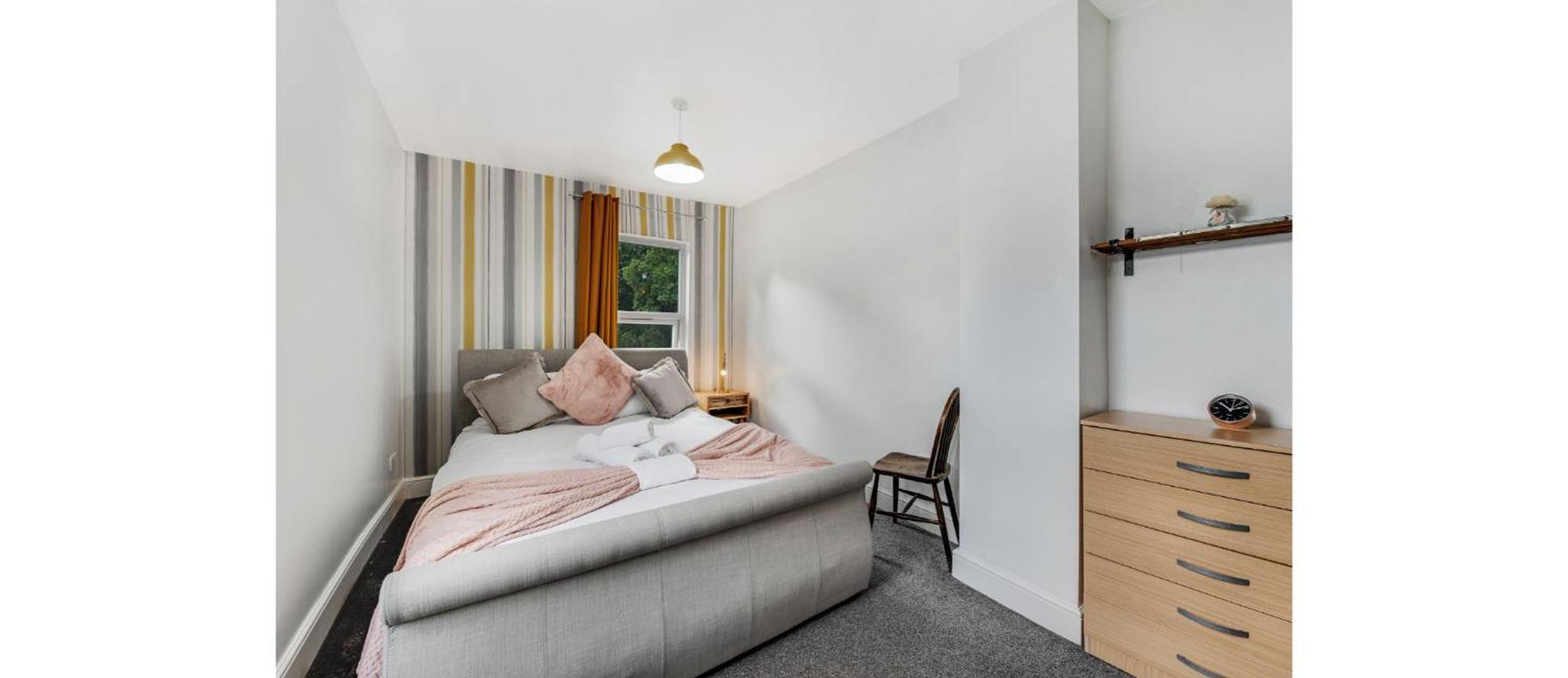 Apartment Spacious Two Bedroom In Wood Green