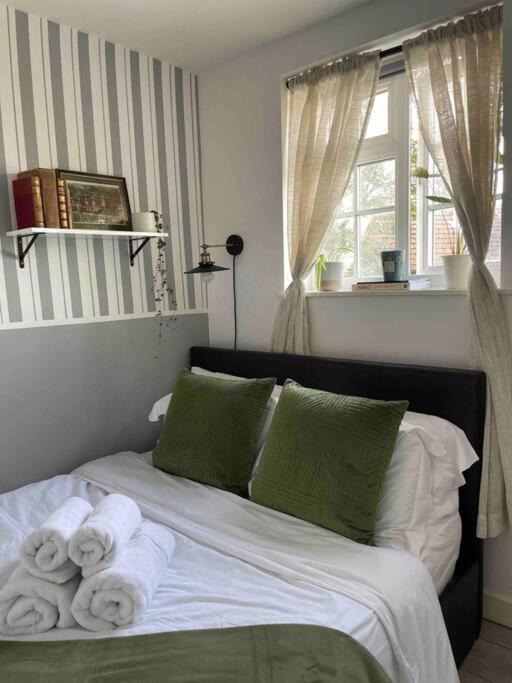 One Bedroom Putney Village Flat Londres