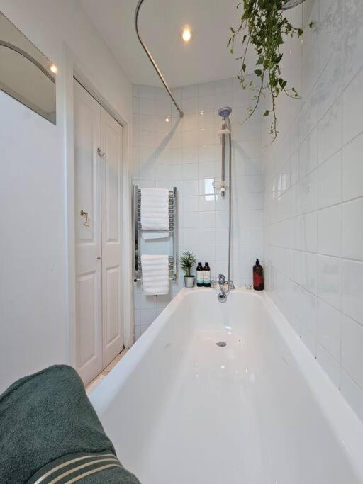 Apartamento Cosy And Quiet One Bedroom Thames Flat Londres