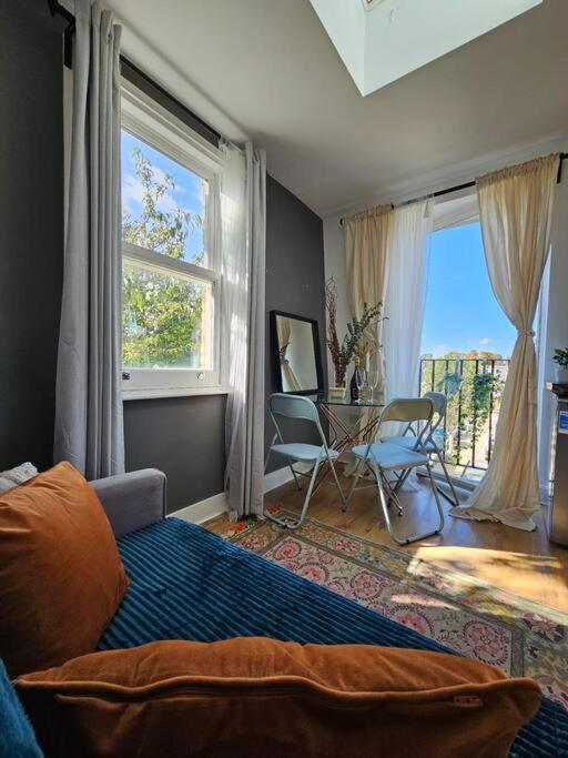 Cosy And Quiet One Bedroom Thames Flat Londen