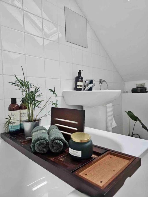 Cosy And Quiet One Bedroom Thames Flat Apartamento *