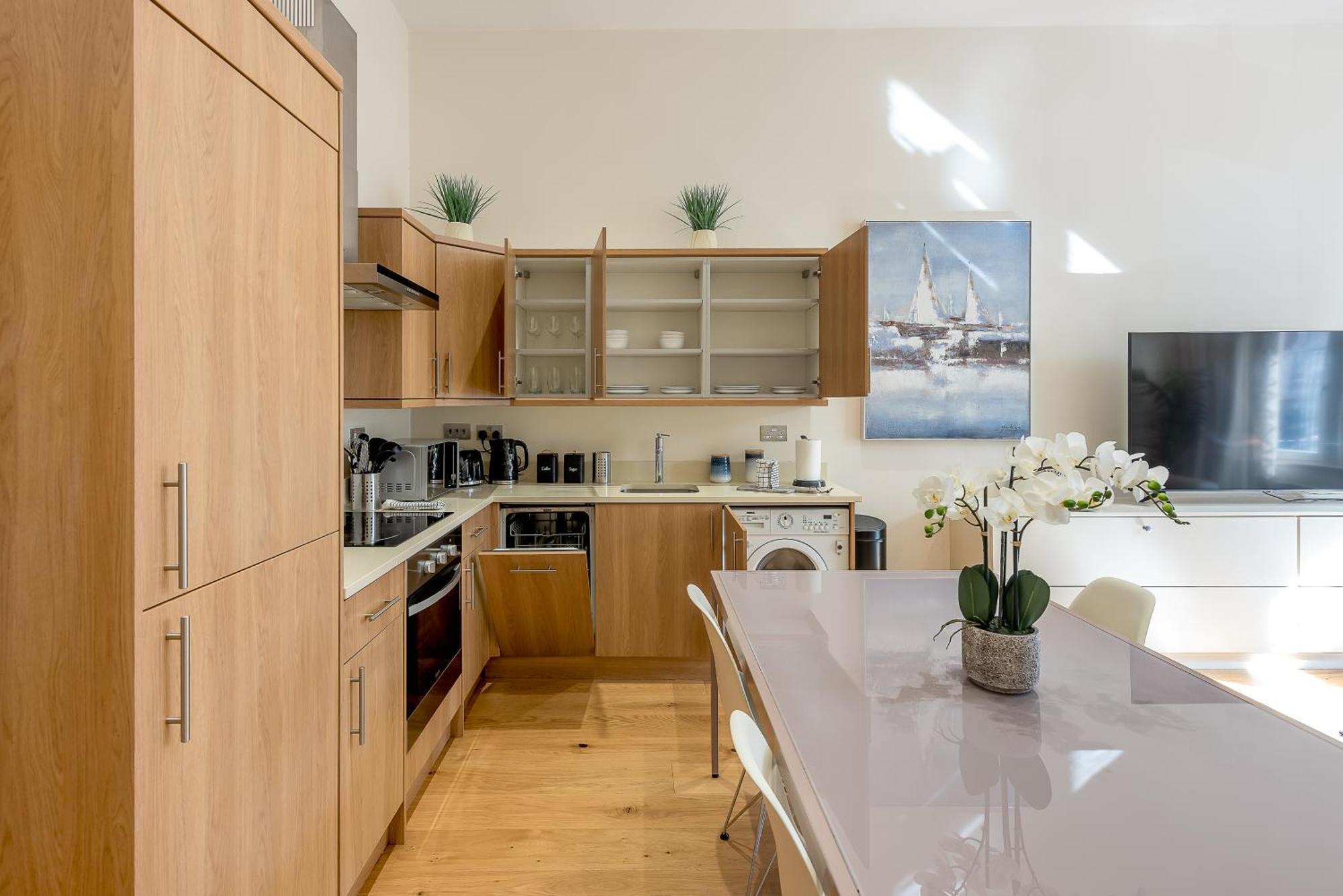 Moments From Hyde Park & Notting Hill With Free Luggage Storage And Washing Machine Appartement Londen