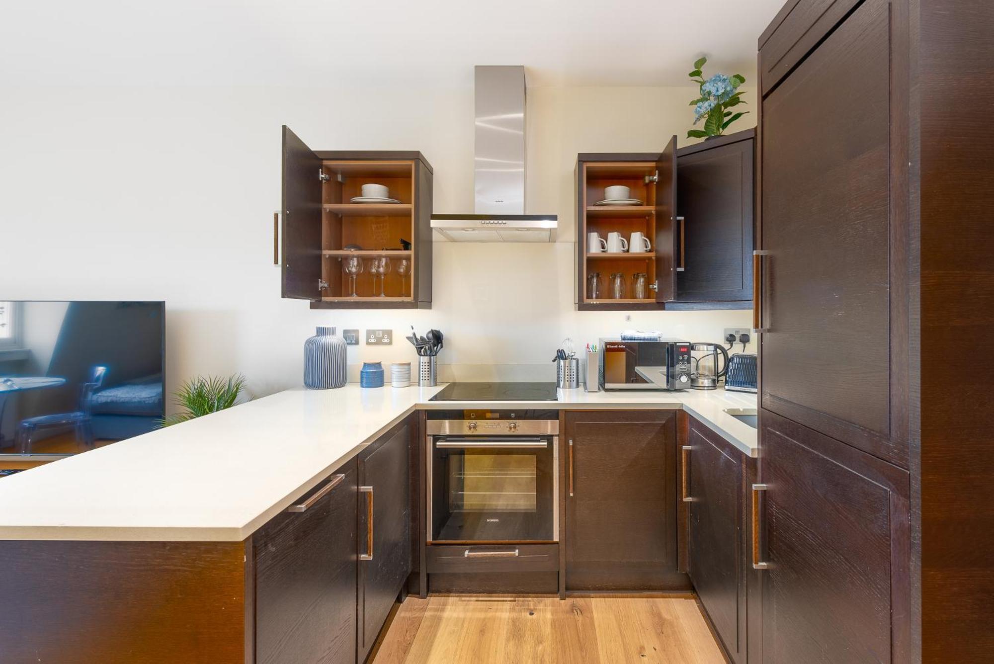 Moments From Hyde Park & Notting Hill With Free Luggage Storage And Washing Machine Appartement Londen