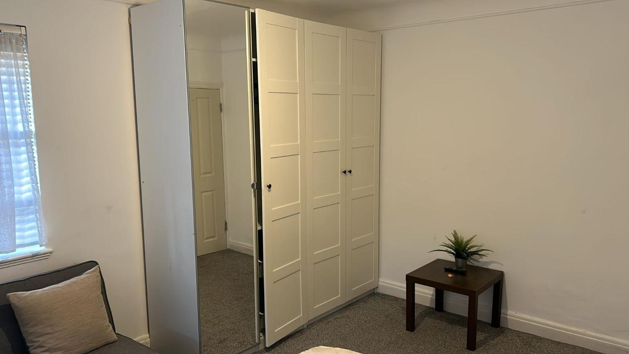 Wandsworth, South Deluxe King 3 *