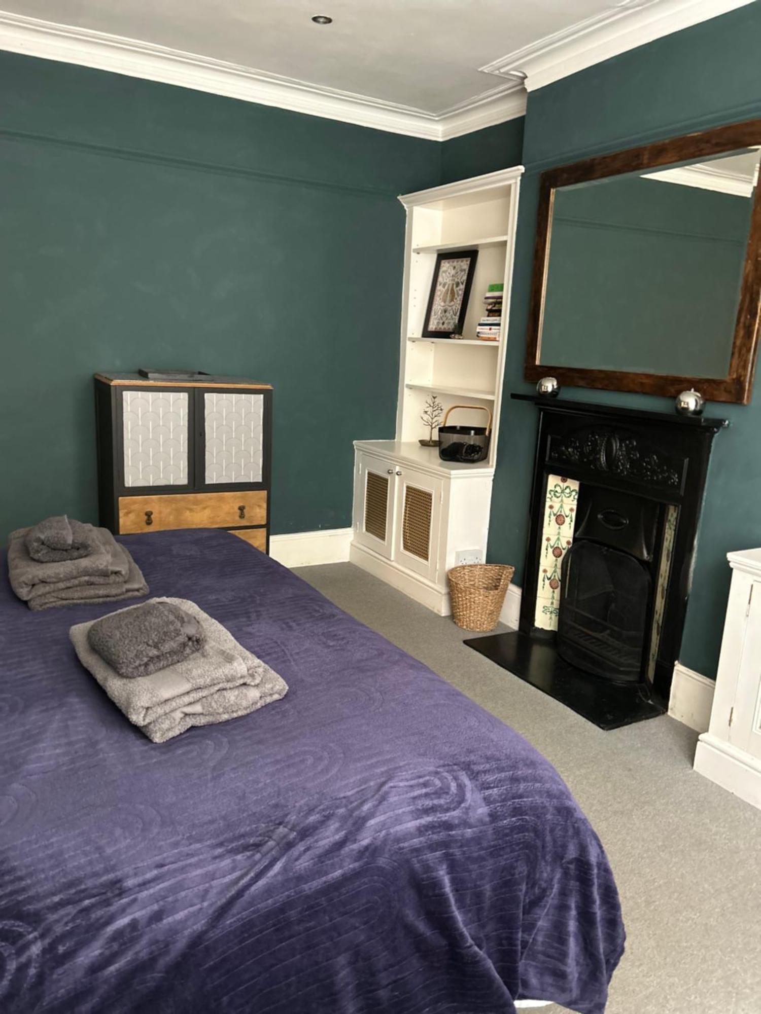 Apartment 2 Bedrooms With Private Garden Walking Distance To Underground Ideal For Families