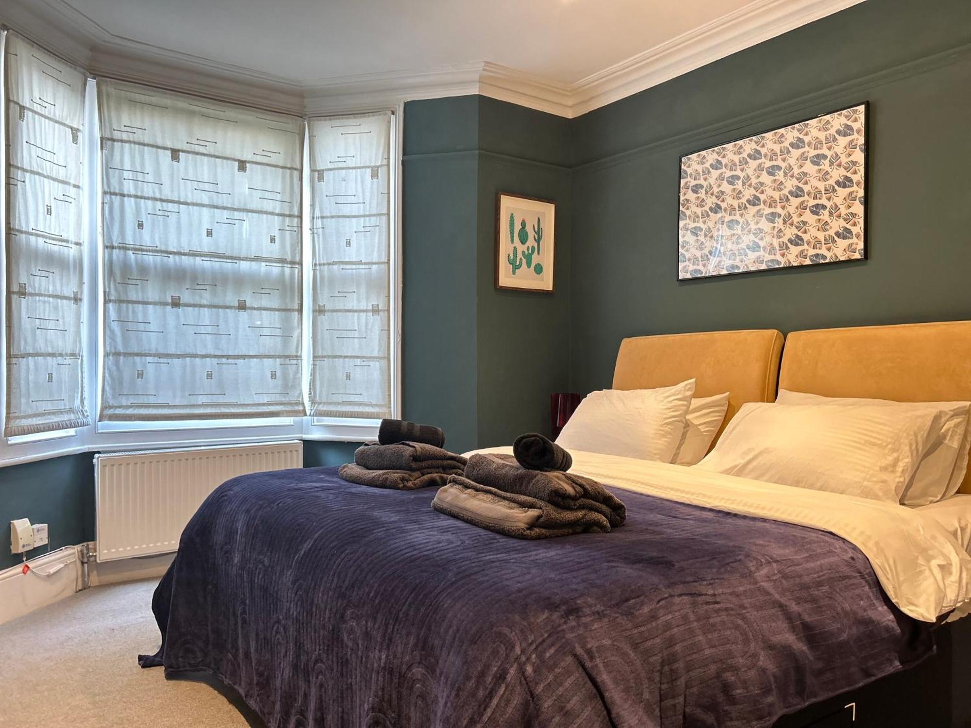 2 Bedrooms With Private Garden Walking Distance To Underground Ideal For Families Apartment