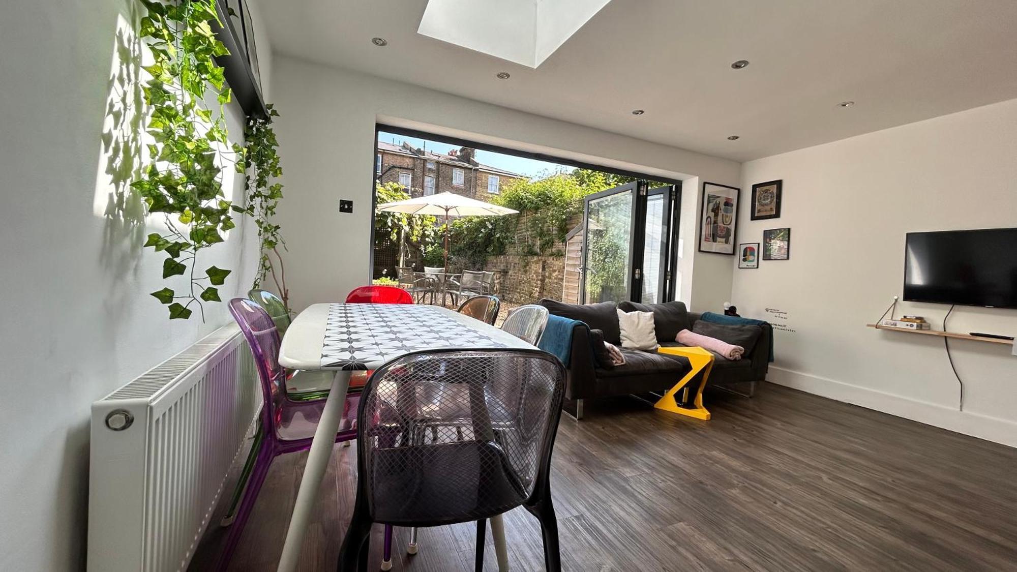 Apartment 2 Bedrooms With Private Garden Walking Distance To Underground Ideal For Families
