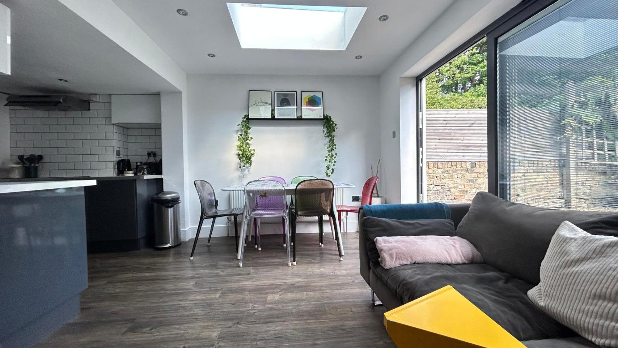 2 Bedrooms With Private Garden Walking Distance To Underground Ideal For Families *