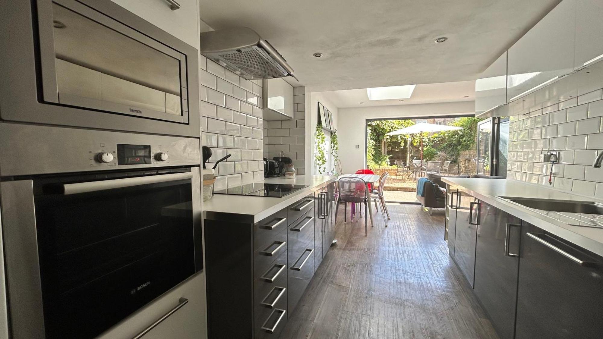 2 Bedrooms With Private Garden Walking Distance To Underground Ideal For Families Apartment London