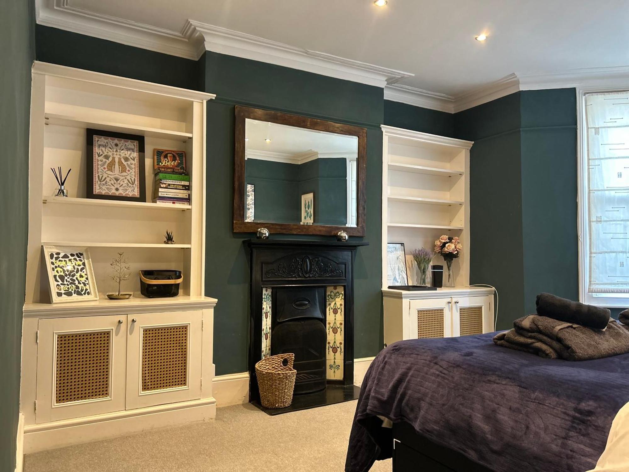 Apartment 2 Bedrooms With Private Garden Walking Distance To Underground Ideal For Families