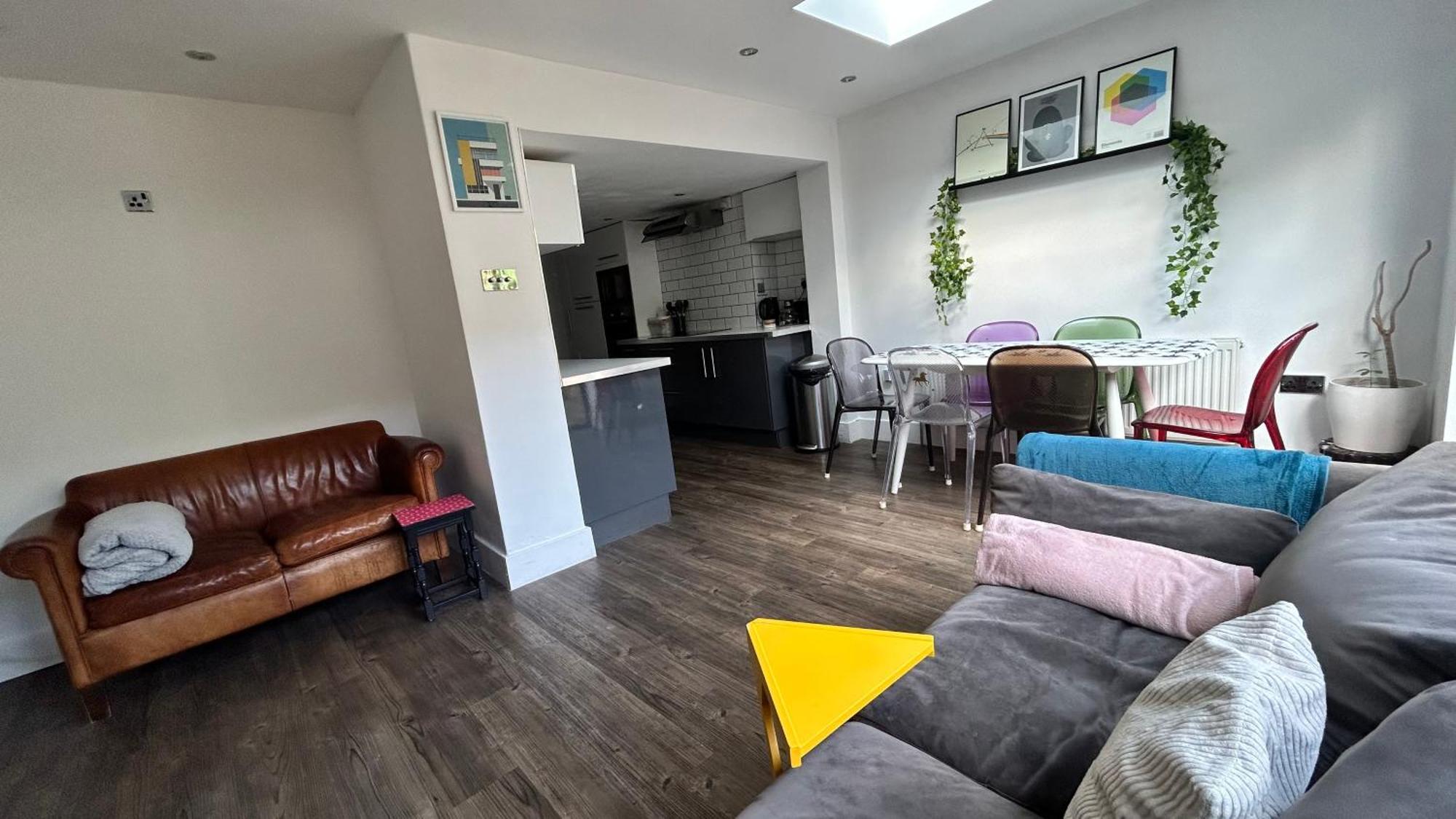 2 Bedrooms With Private Garden Walking Distance To Underground Ideal For Families