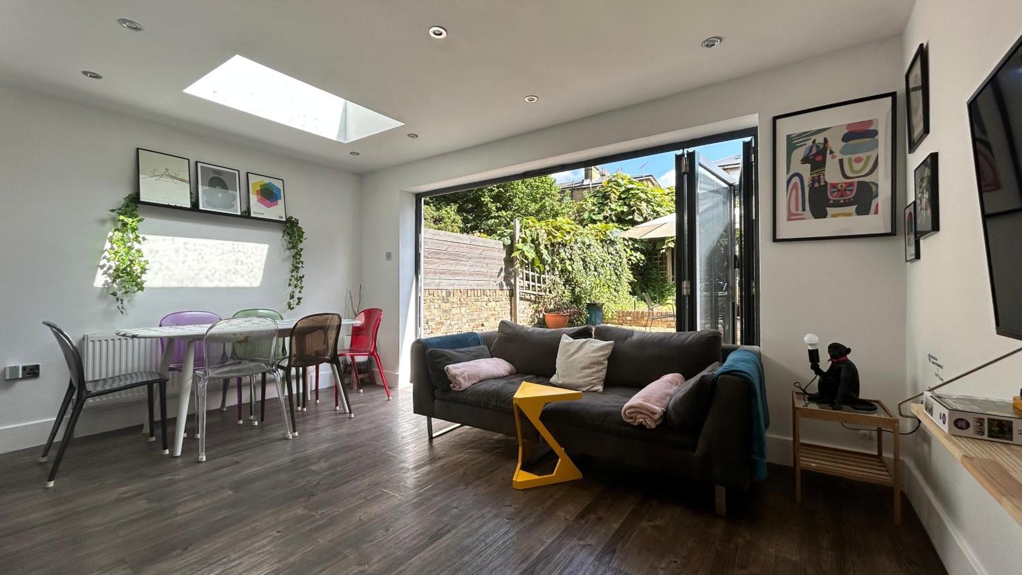 2 Bedrooms With Private Garden Walking Distance To Underground Ideal For Families Apartment London