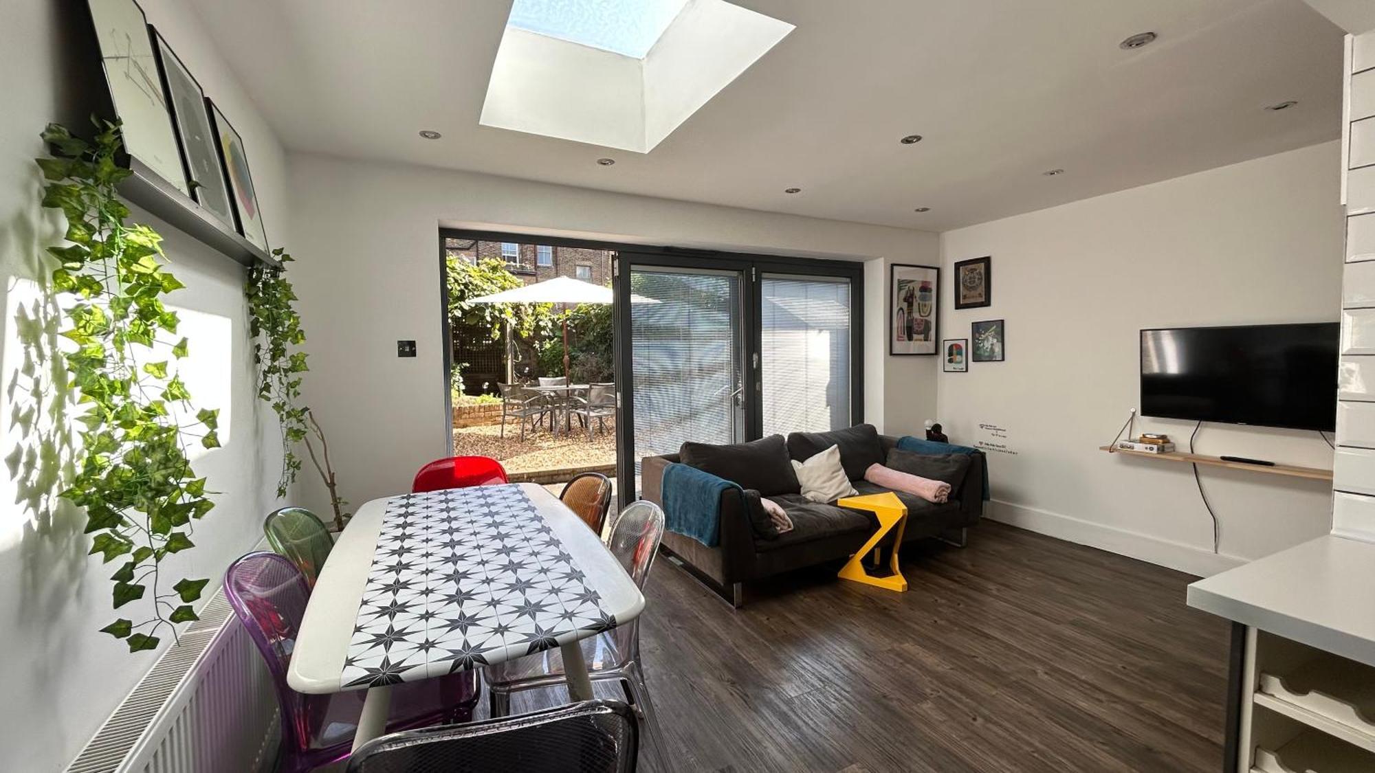 2 Bedrooms With Private Garden Walking Distance To Underground Ideal For Families * London