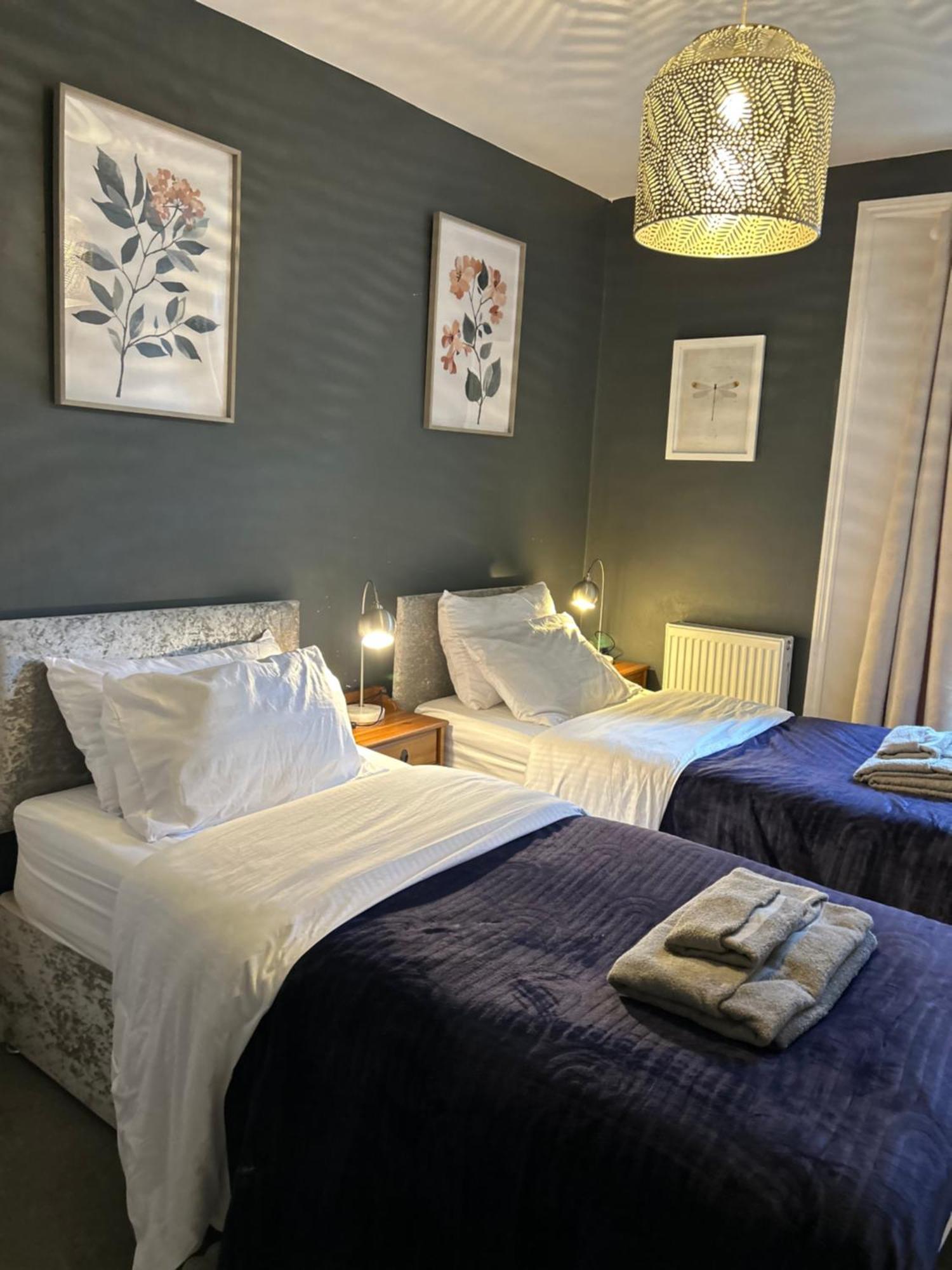 2 Bedrooms With Private Garden Walking Distance To Underground Ideal For Families Apartment