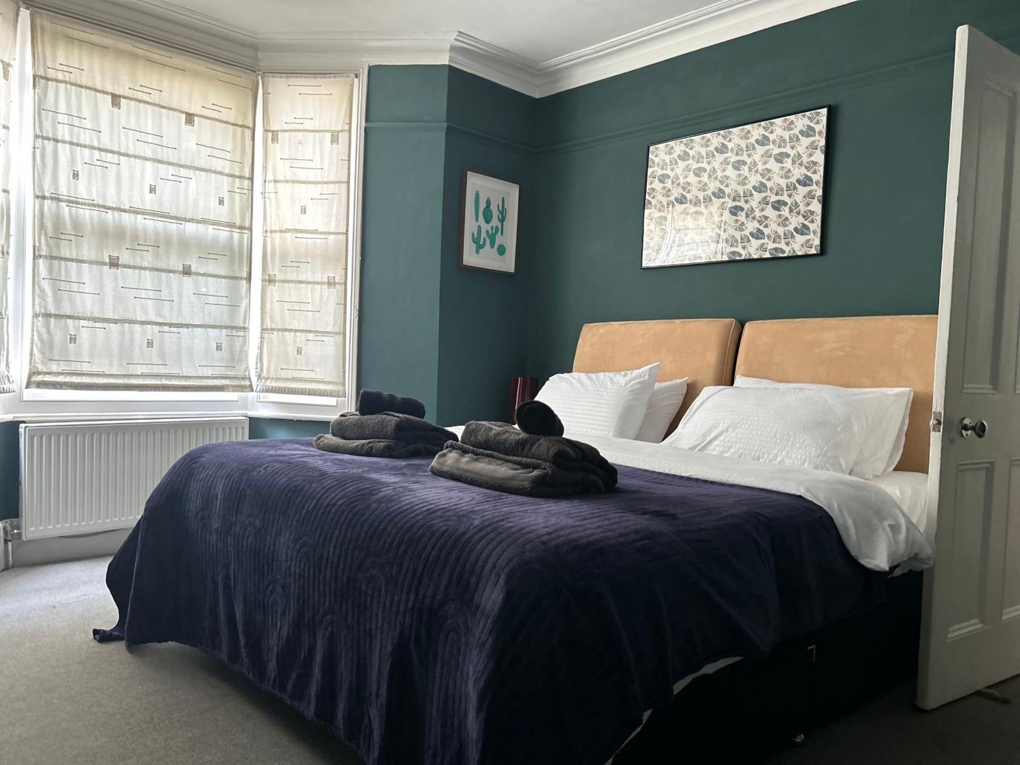 2 Bedrooms With Private Garden Walking Distance To Underground Ideal For Families