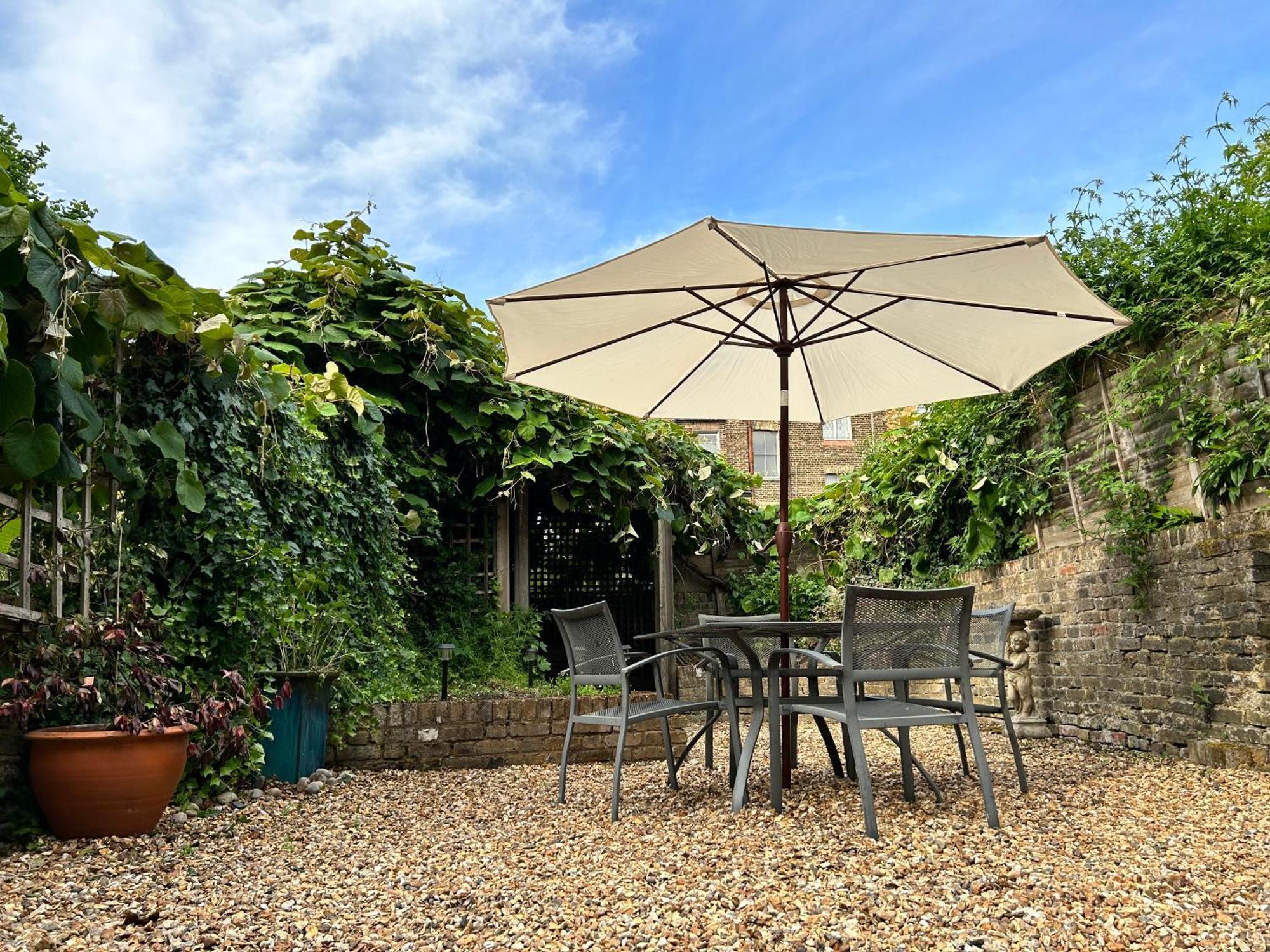 2 Bedrooms With Private Garden Walking Distance To Underground Ideal For Families *