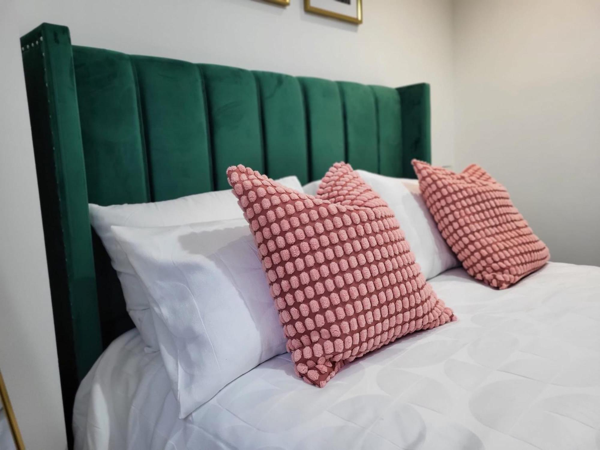 20 Mins To Central London, Stylish Sky Views 2 Bed Apartamento *