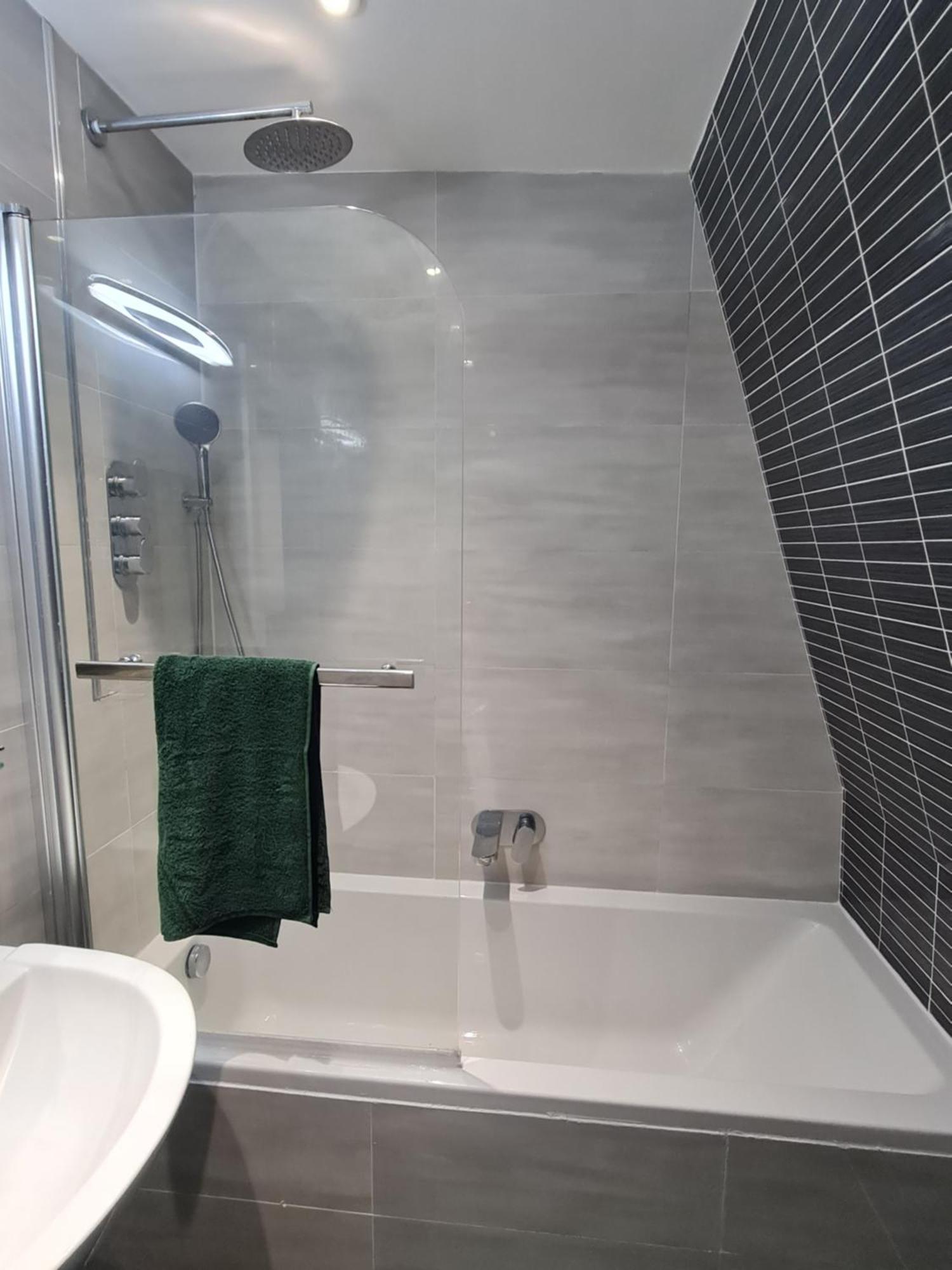20 Mins To Central London, Stylish Sky Views 2 Bed Londres