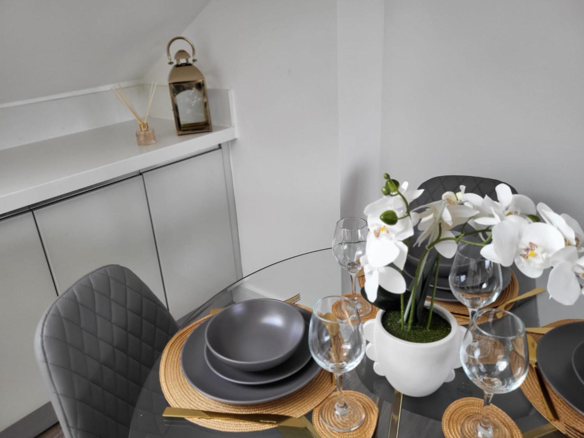 20 Mins To Central London, Stylish Sky Views 2 Bed * Londres