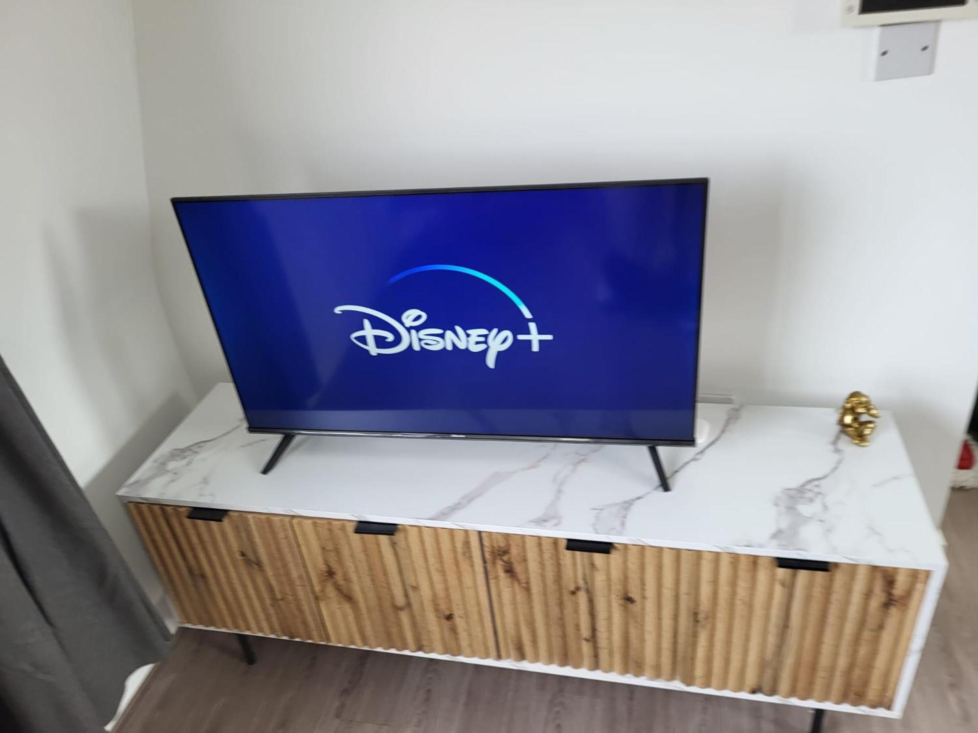 Apartamento 20 Mins To Central London, Stylish Sky Views 2 Bed Londres