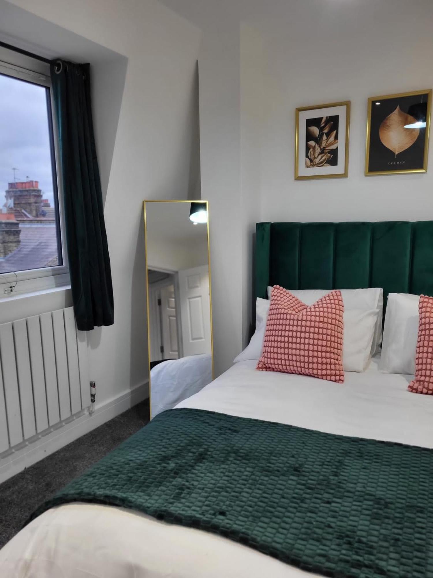 20 Mins To Central London, Stylish Sky Views 2 Bed * Londres