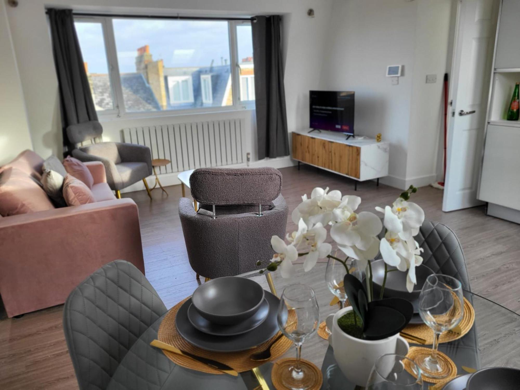 20 Mins To Central London, Stylish Sky Views 2 Bed Apartamento *