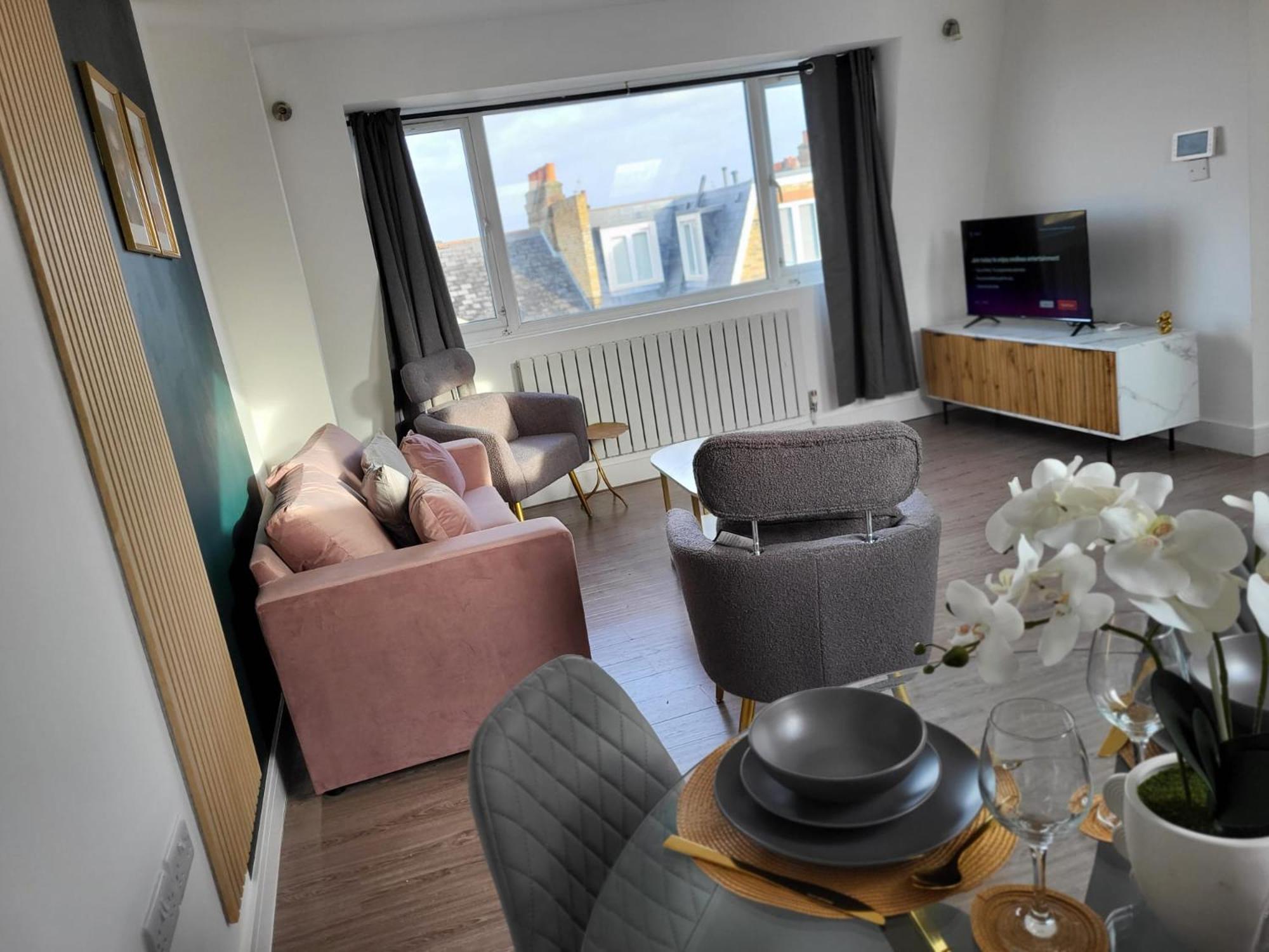 20 Mins To Central London, Stylish Sky Views 2 Bed Apartamento Londres