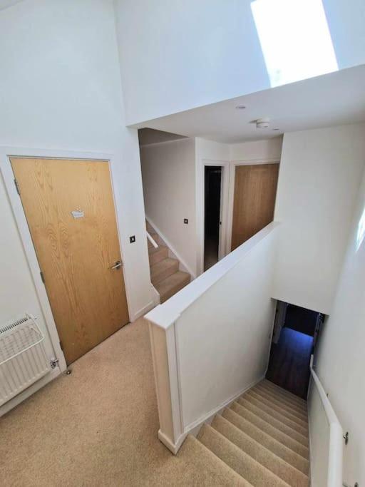 Explore London: 2 Bedroom House In Wood