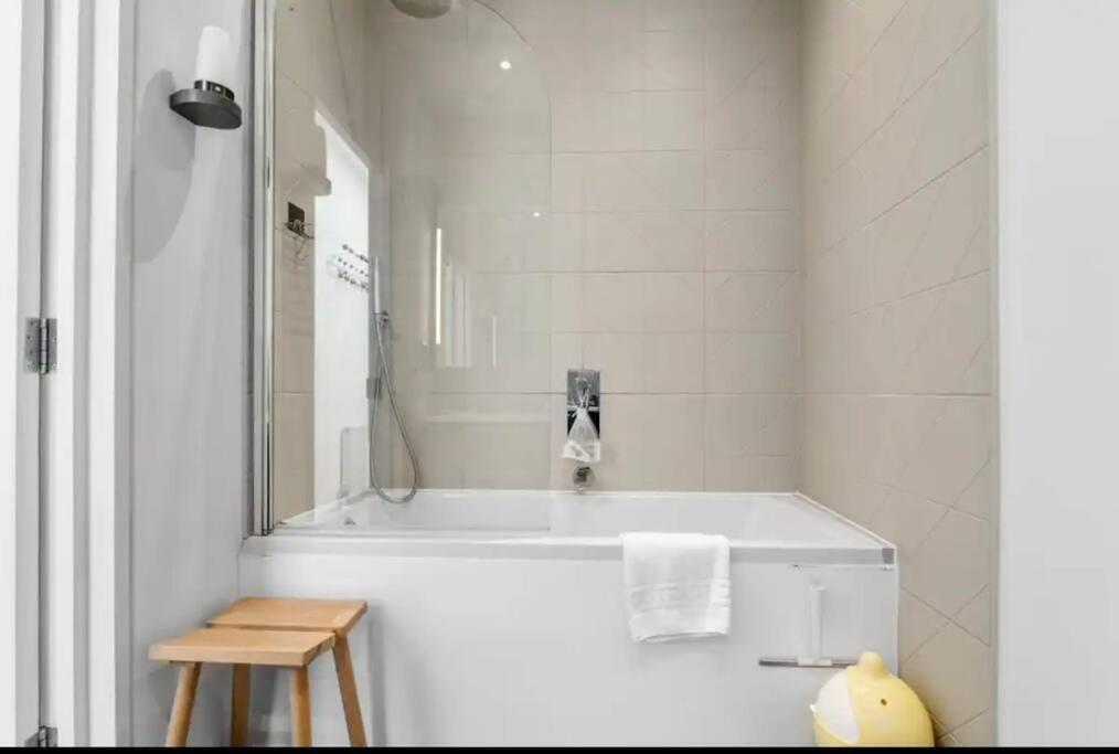 Luxury Modern Flat Near Excel, 02 & Canary Wharf * London