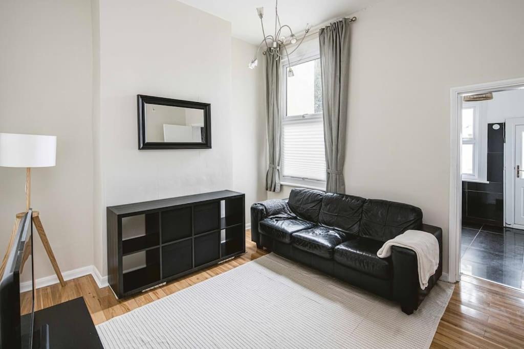 Super Stylish 1bd Flat With Garden In Leytonstone
