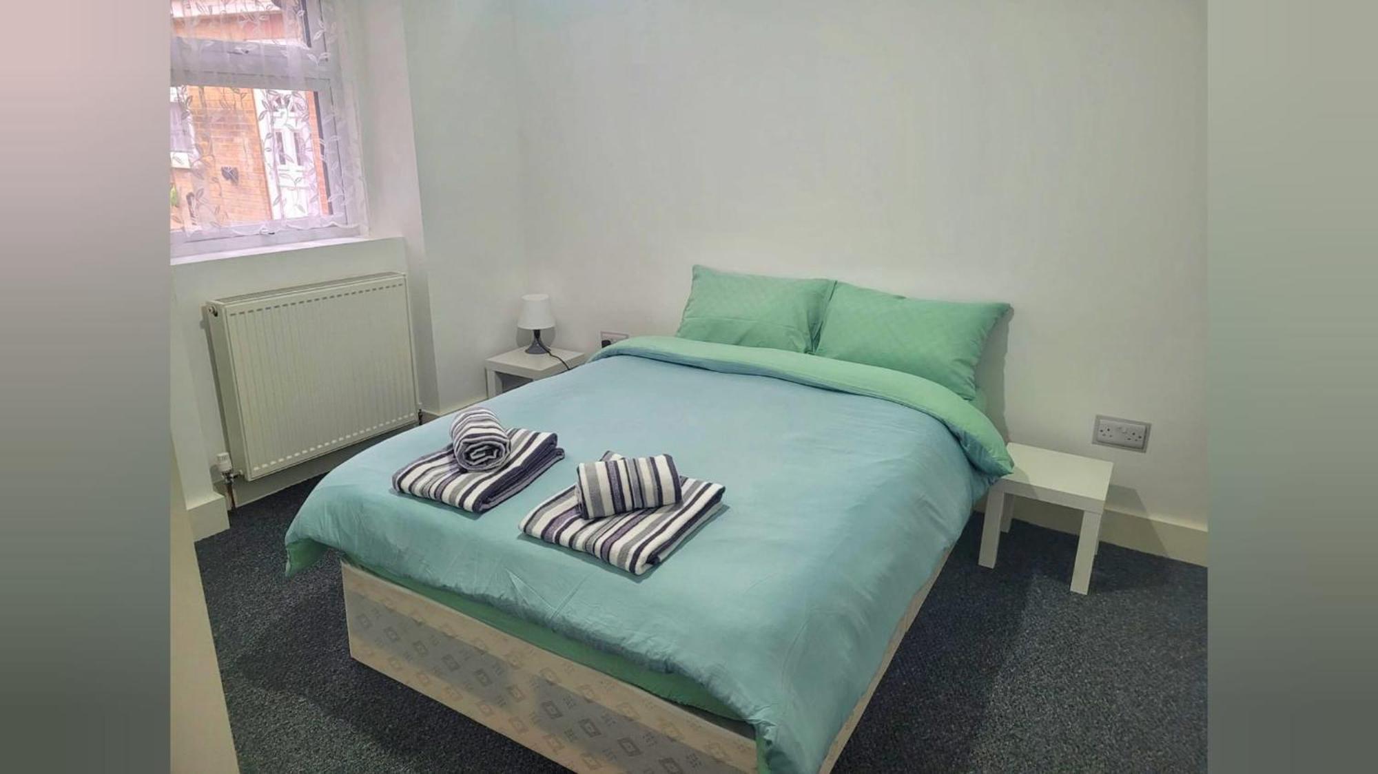 Casa de férias Lovely 2-bed Fully Refurbished House In *