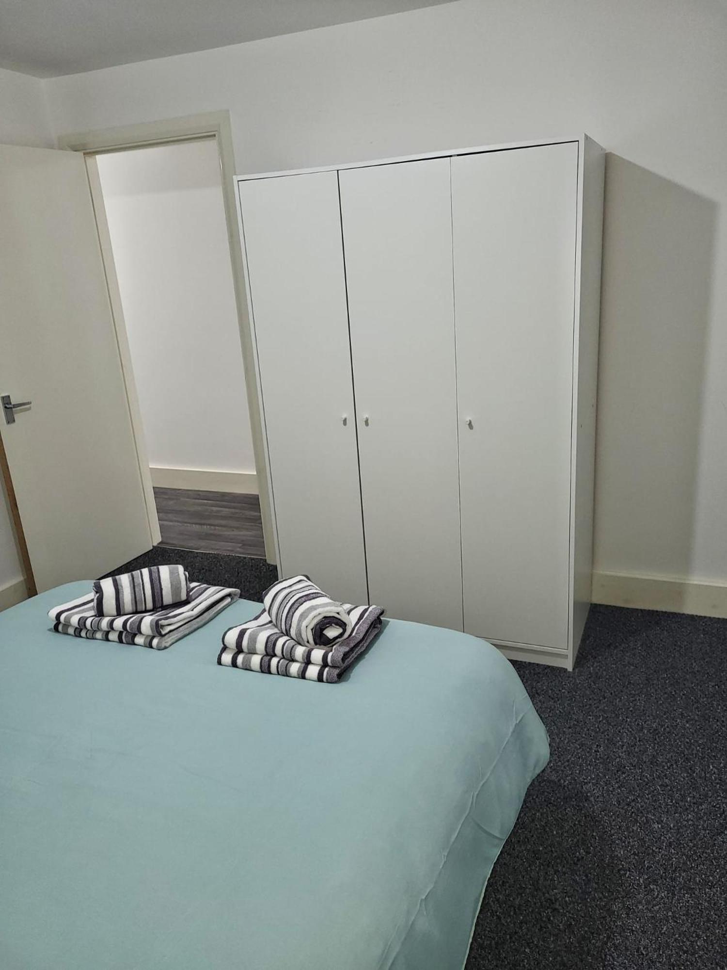 Lovely 2-bed Fully Refurbished House In Casa de férias Londres