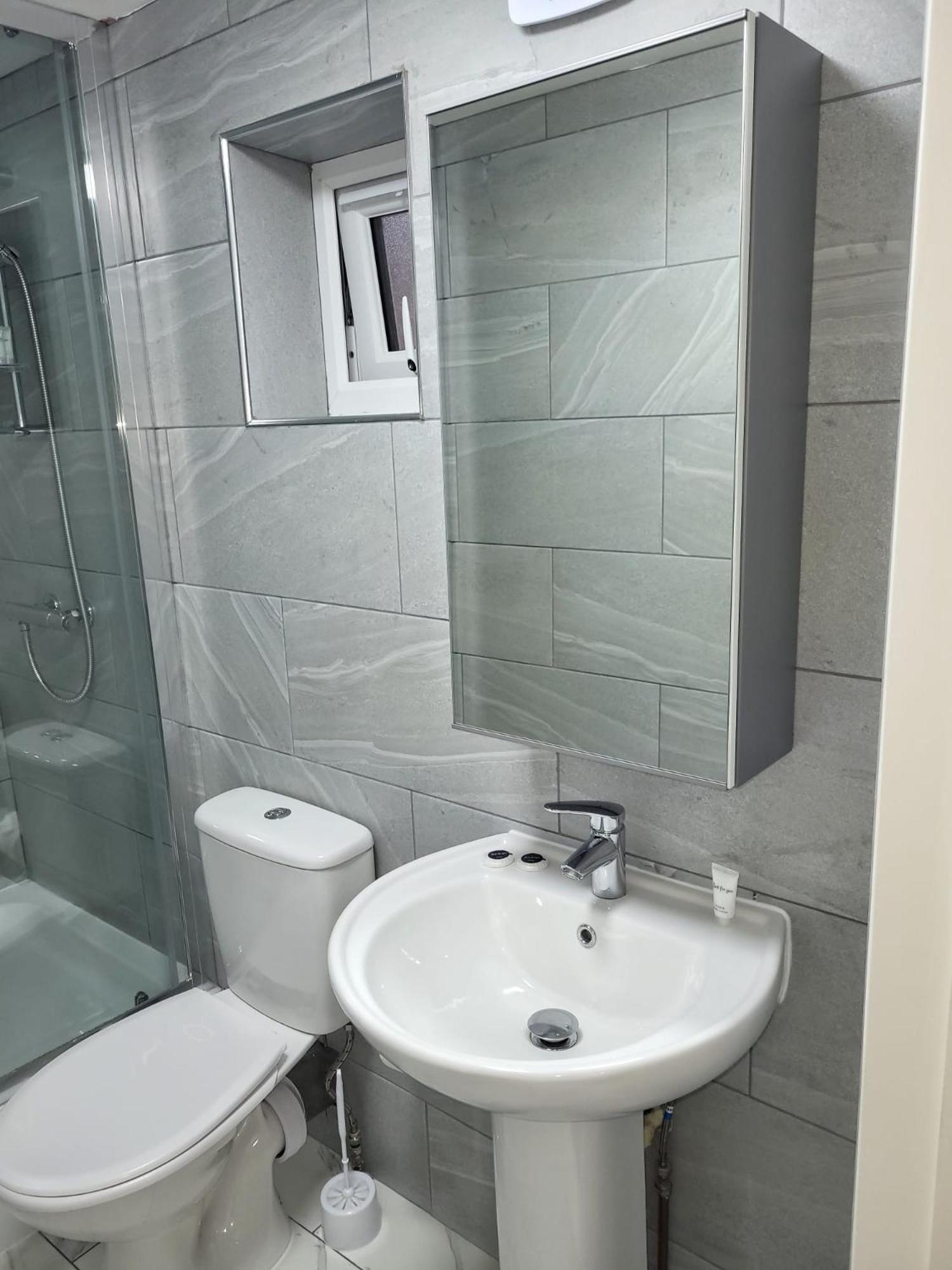 Lovely 2-bed Fully Refurbished House In Casa de férias Londres
