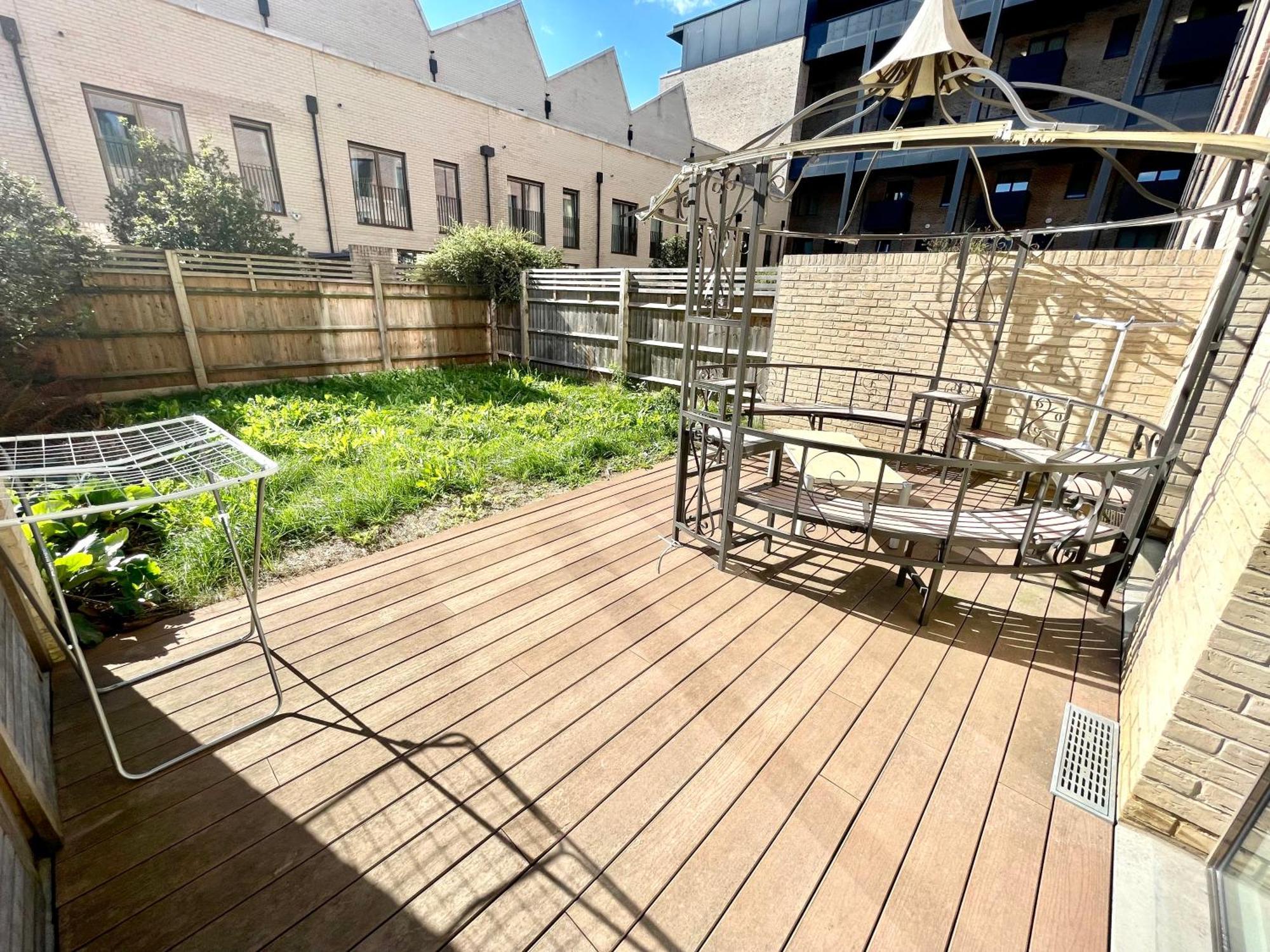 Stratford Luxury House, 5 Minutes Walk Station, Westfield, 3 Bedrooms 3 Bathrooms, Reception, Garden, Parking * Londres
