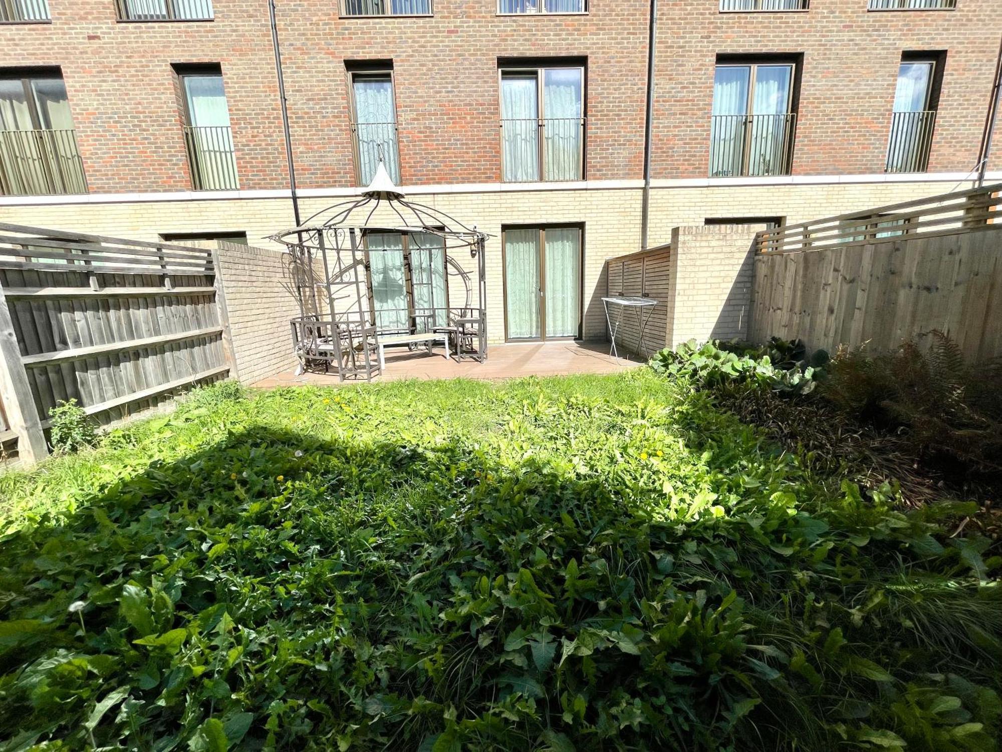 Stratford Luxury House, 5 Minutes Walk Station, Westfield, 3 Bedrooms 3 Bathrooms, Reception, Garden, Parking * Londres