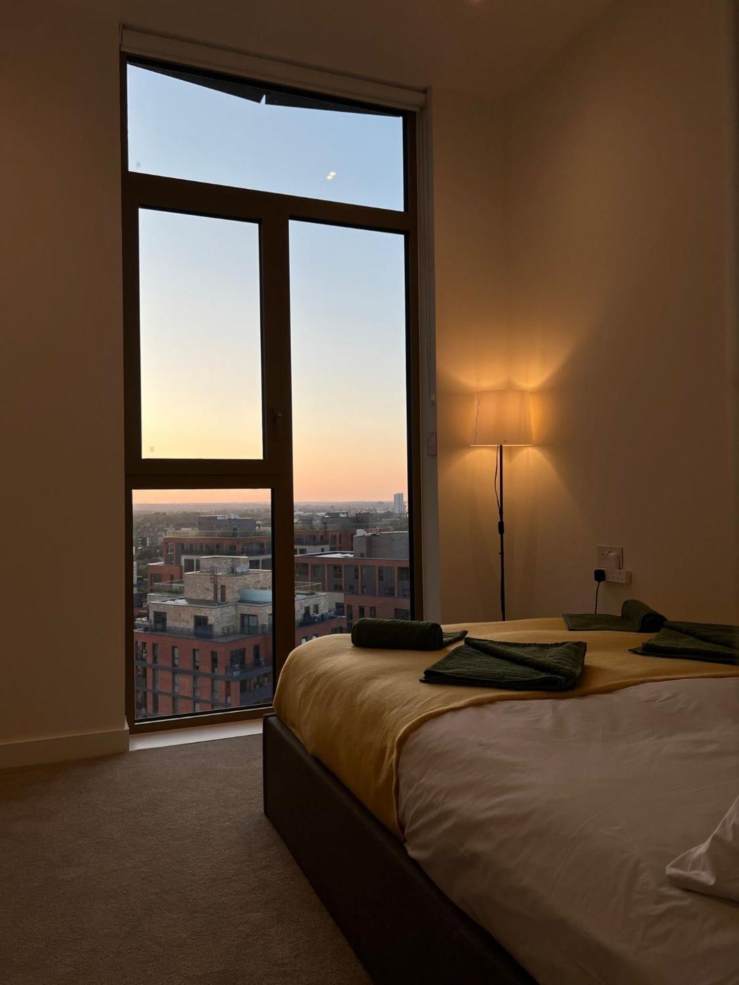 Cozy With Private Bathroom In Luxurious Flat Hospedagem domiciliar Londres