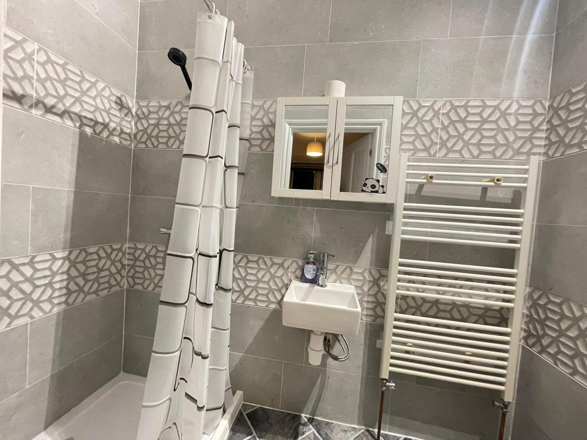 With Private Bathroom And Shared Kitchen * Londres