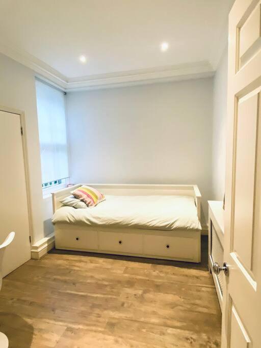 Beautiful 2 Bed/ 2 Bath Notting Hill Garden Flat * Londres