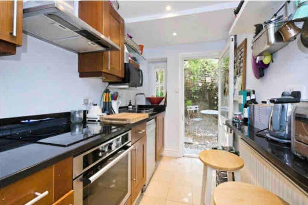 Beautiful 2 Bed/ 2 Bath Notting Hill Garden Flat *