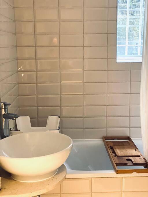 Beautiful 2 Bed/ 2 Bath Notting Hill Garden Flat *