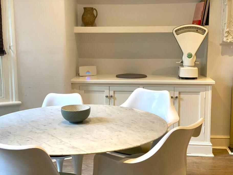 Beautiful 2 Bed/ 2 Bath Notting Hill Garden Flat Appartement