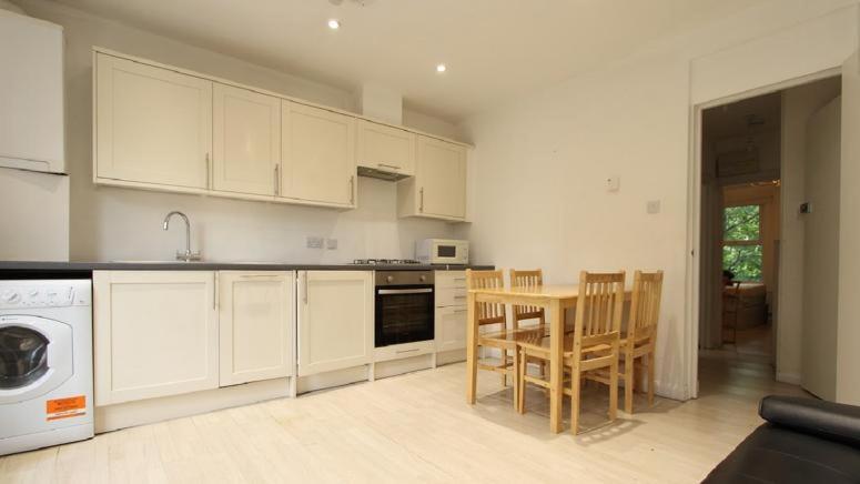 Redecorated Single With Shared Bathroom And Kitchen Privatunterkunft London